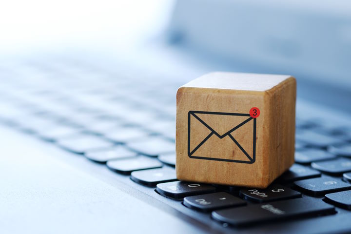 Træterning med et email ikon på - Email marketing Strategi