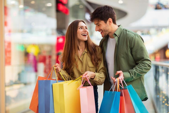 købsadfærdstyper - par på shoppetur - Eksempel på kundestrategi der rammer købemotiver