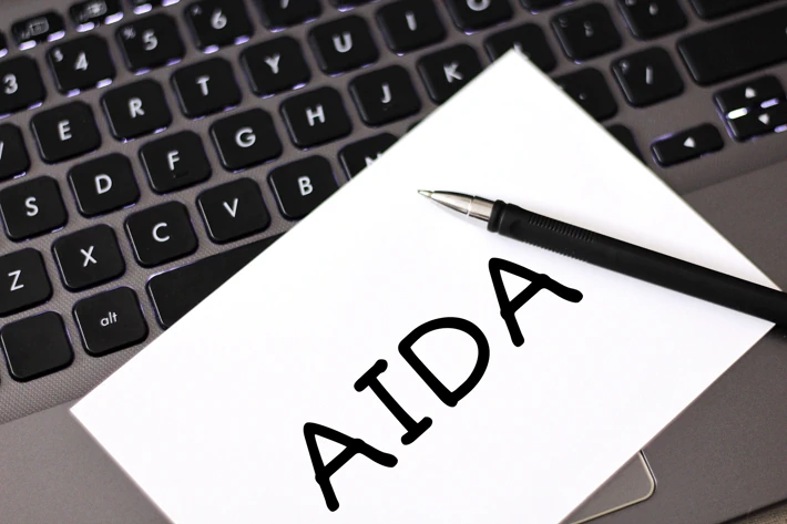 AIDA-Modellen - AIDA skrevet på papir