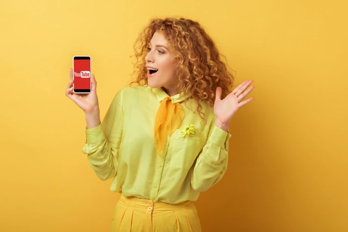 youtube marketing strategi kvinde holder en mobil