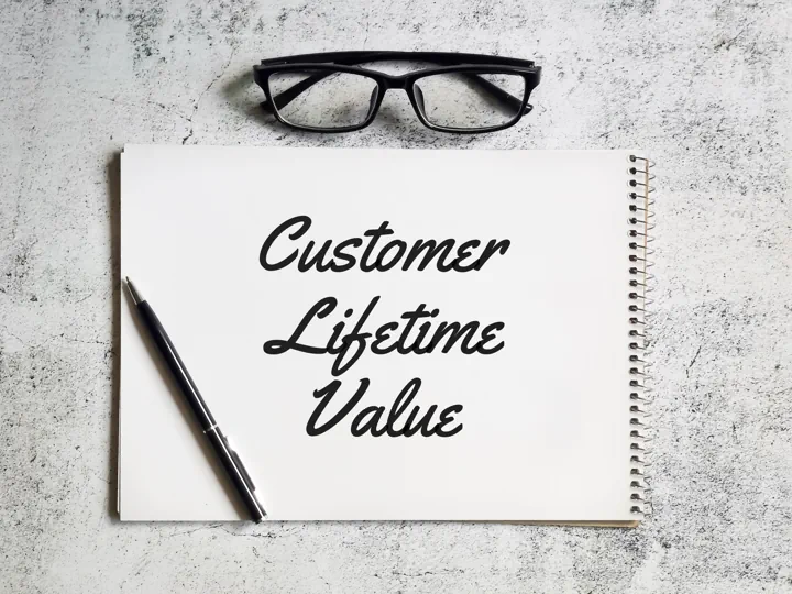 customer lifetime value skrevet på papir