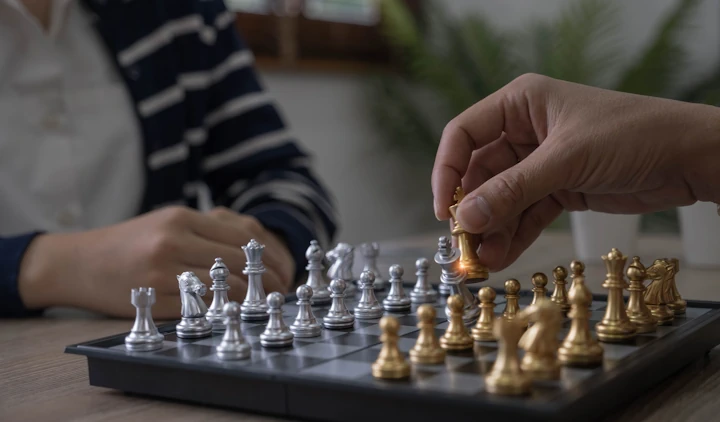 closeup af mand og kvinde spiller skak